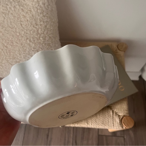 SOLD - Unique White Ceramic Shell Catchall / Serving Dish - Picture 4 of 5